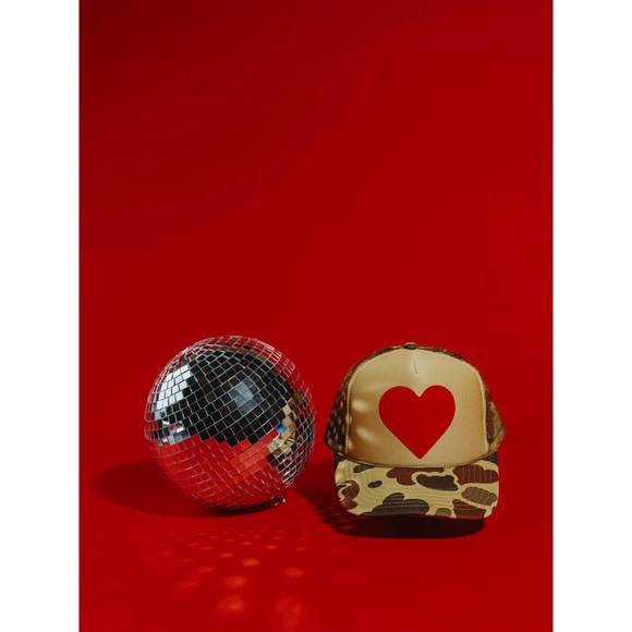 NEW ASCOT + HART women's classic heart trucker hat in light camo/red - Picture 2 of 2